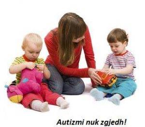 Autizmi, simptomat dhe si duhet te sillemi me nje femije autik.