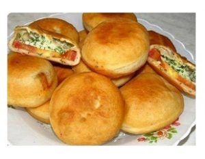 Panine me brume pice te mbushura me feta domatesh dhe salce kosi.