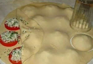 Panine me brume pice te mbushura me feta domatesh dhe salce kosi.