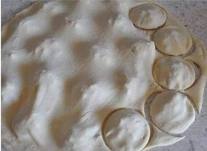 Panine me brume pice te mbushura me feta domatesh dhe salce kosi.