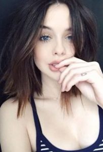 Provojeni kete poze per selfie. Eshte trendi i momentit.