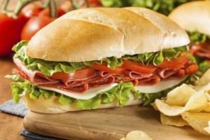 Sanduich i shpejte per mengjes. Receta gatimi te thjeshta.