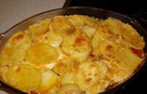 Si te gatuajme tave me patate dhe qumesht. Receta gatimi.