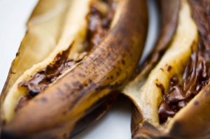 Banane te mbushura me cokollate. Receta gatimi per embelsira.