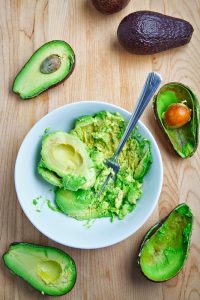Guacamole. Antipaste meksikane e thjeshte. avogado, domate, qepe