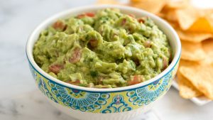 Guacamole. Antipaste meksikane e thjeshte. avogado, domate, qepe