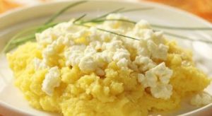 Kacamak. Receta gatimi tradicionale. djathe i bardhe gjalp