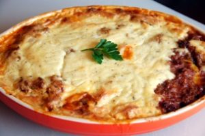 Musaka me patate. Receta gatimi tradicionale greke domate qepe