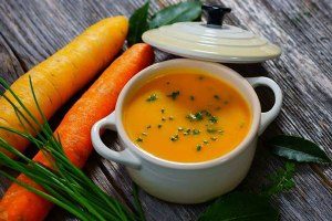 Supe e shpejte dhe e shendetshme. Receta gatimi. karota, patate, kos