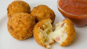 Topa orizi me mozzarella dhe proshute. Receta gatimi.