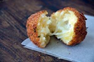 Topa orizi me mozzarella dhe proshute. Receta gatimi.