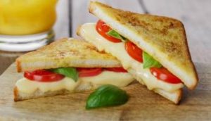 Toste e shijshme per mengjes. Receta gatimi te thjeshta. proshute dathe