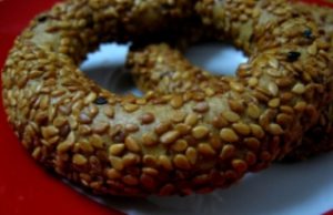 Simita turke per mengjes. Receta gatimi tradicionale. susam