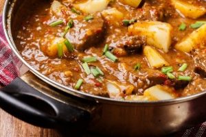 Supe e thjeshte me pak perberes. Receta gatimi. qepe patate mish vici