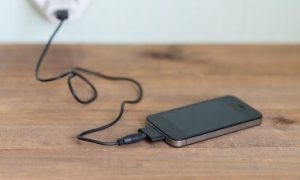 Asnjehere mos e karikoni telefonin neper lokale. Teknologji