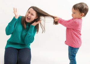 Cfare e ben nje femije te sillet ne menyre agresive? Si ti menaxhojme keto situata. agresiviteti femije agresiv