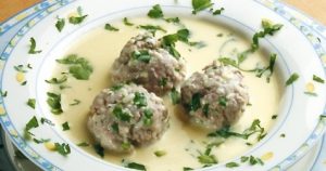 Giuvarlakia. Receta gatimi tradicionale Greke. qofte salce