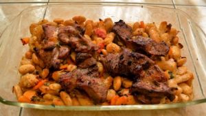 Tave me mish vici dhe fasule kokerrmadhe (pllaqi). Receta gatimi. vaj ulliri