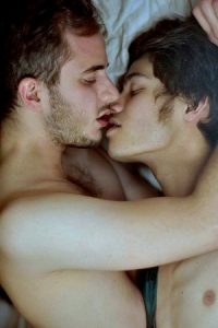 Te jesh mashkull qe ndjen per nje mashkull! Ke te kundershtosh ndjenjen apo shoqerine?? Gei lesbike