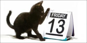 A je supersticioz?? Shiko cfare thone per macen e zeze, pasqyren e thyer etj.. patkua kali gjeth arre ne kulete