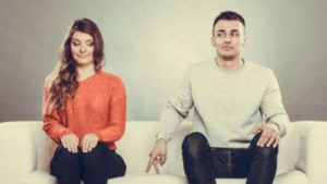 Gjestet qe ai ben kur ti i pelqen atij. ka shume intereskur jane perballe dikujt Flet gjate