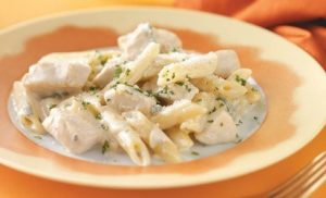 Makarona Pennes me mozzarella, pule dhe domate te thata. Makarona Pennes me mozzarella, pule dhe domate te thata.