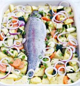 Peshk me perime dhe patate ne furre. Receta gatimi. Peshk me perime dhe patate ne furre. Receta gatimi.