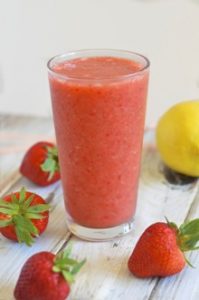 Pije freskuese me luleshtrydhe, e bere ne shtepi. limon uje i gazuar
