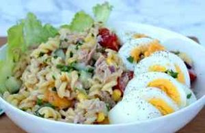 Sallate e shijshme me makarona dhe perime. Receta gatimi. vaj ulliri