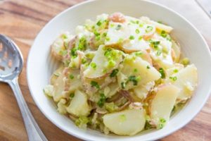 Sallate me veze te ziera dhe patate. Receta gatimi.