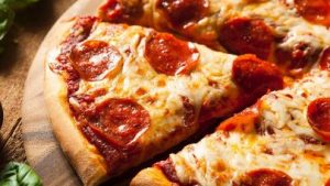 Si behet pica. Receta gatimi. Perberesit per salcen Proshute