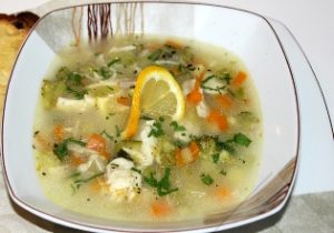 Supe me peshk dhe perime. Receta gatimi. leng limoni