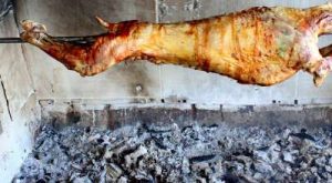 Tryeza e Pashkeve. Ushqimet tradicionale te kesaj feste. Qingji i pjekur ne hell pashke