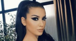 Kur Elita peshkon me bikini (Foto)