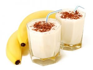 Milkshake me banane. Shume thjeshte e pergatisni edhe ne shtepi, ja receta.