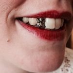 Rikthehet perseri moda e piercing. Kete here vendi perfekt eshte dhembi!!