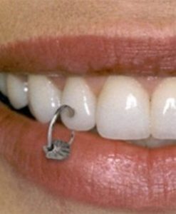 Rikthehet perseri moda e piercing. Kete here vendi perfekt eshte dhembi!!