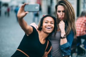 Selfie-mania dhe problemet estetike qe sjell.Rrjetet sociale ndikimi i selfieve ne shendetin estetik