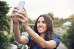 Selfie-mania dhe problemet estetike qe sjell.Rrjetet sociale ndikimi i selfieve ne shendetin estetik
