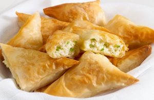 Tyropitakia (byrecka te vegjel pa pete). Qumesht Djathe i bardhe Receta gatimiTyropitakia (byrecka te vegjel pa pete). Qumesht Djathe i bardhe Receta gatimi Tyropitakia (byrecka te vegjel pa pete). Qumesht Djathe i bardhe Receta gatimi