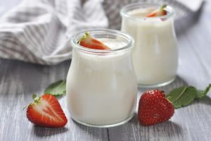 Kos me shije frutash per mengjes. Receta gatimi te shijshme.