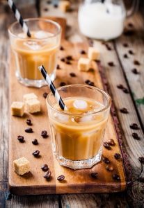 Menyrat me te lehta sesi te pergatisni kafe te ftohte edhe vete ne shtepi.