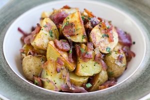 Sallate me patate dhe proshute. Receta gatimi.