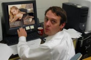 Alarmante : Meshkujt qe shohin pornografi jane pertace ne krevat!