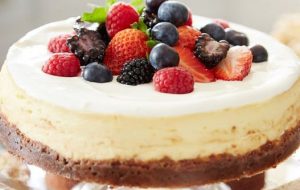 Cheescake me shije frutash. Duhet ta provoni! Luleshtrydhe