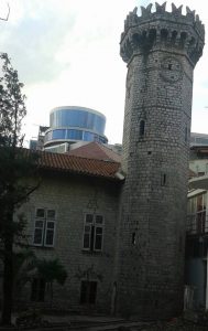 Kulla e sahatit te inglizit (English clock tower). Histori.