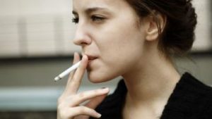 Kenaqesia qe krijon varesi. Pse adoleshentet abuzojne me pirjen e duhanit.