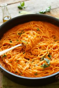 Makarona me salce speci te kuq dhe djathi. Receta gatimi.