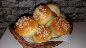 Simita me gjalpe. Shija qe s'duhet ti mungoje mengjeseve tuaja. Simita me gjalpe. Shija qe s'duhet ti mungoje mengjeseve tuaja.