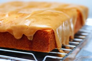 Kek me banane dhe karamel. Receta gatimi.